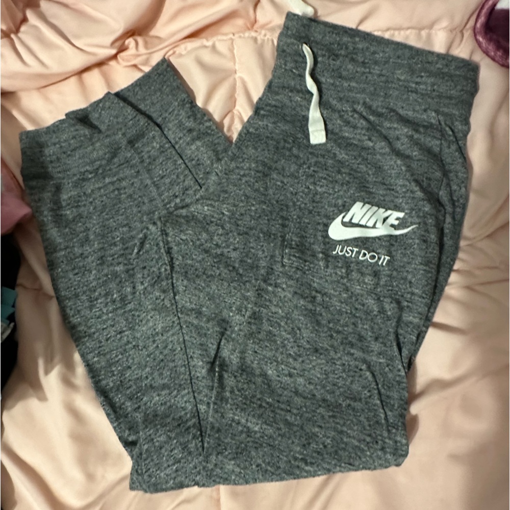nike 7/8 length joggers - size medium